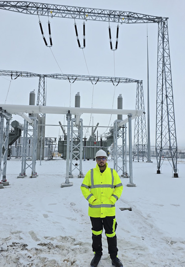 Pátio de subestação de 400 kV no inverno, na Polônia